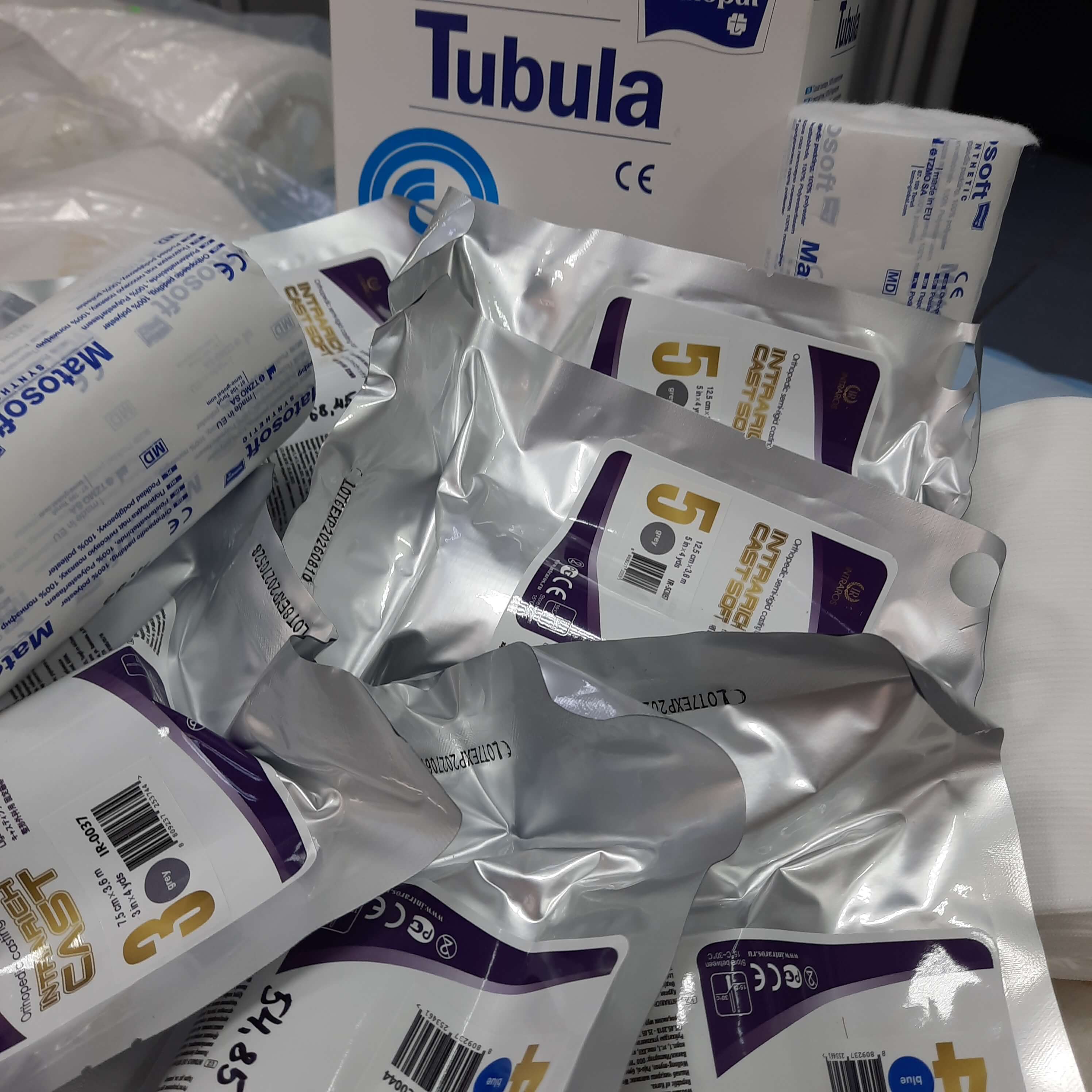 Кто хоть единожды попадал в руки травматолога по поводу перелома, помнит все неудобства, связанные с гипсом. Тяжело, неудобно, движения стеснены, а принять ванну или душ с комфортом вообще невозможно. Добраться до больницы пациенту со сломанной ногой – это квест.